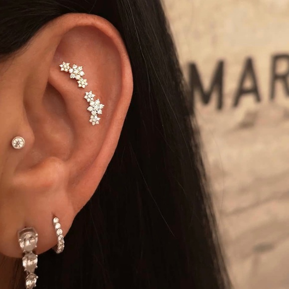 THREE FLOWER GARLAND DIAMOND THREADED STUD EARRING WHITE GOLD MARIA TASH - Picture 6 of 9